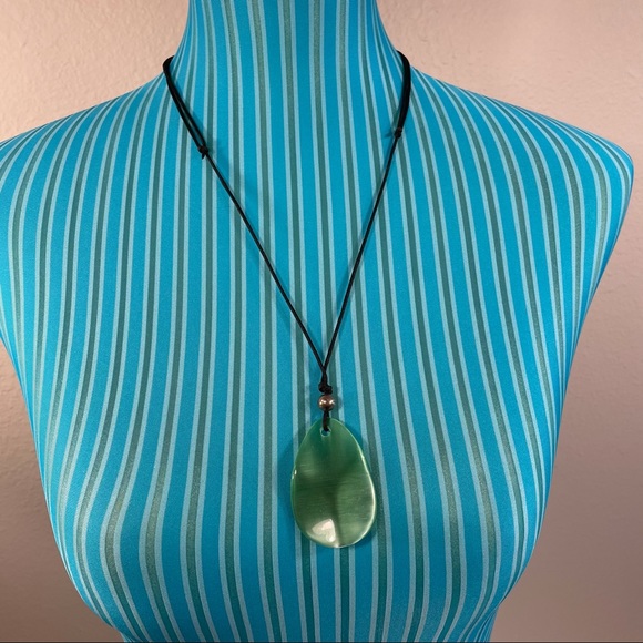 Green teardrop shape cord drop necklace - Picture 6 of 13